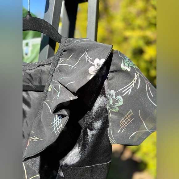 Beautiful blouse 🌼 - Picture 2 of 6